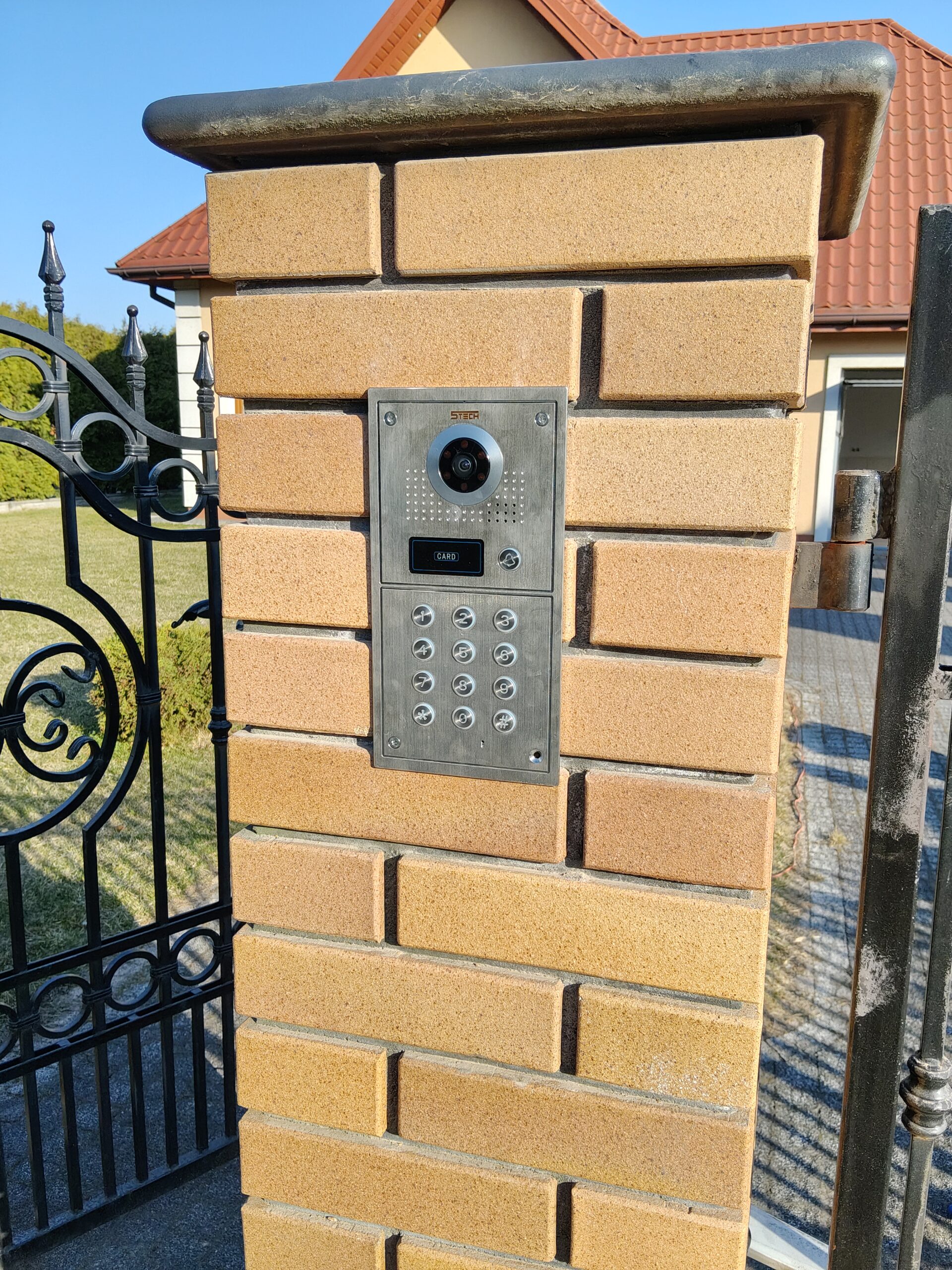 Panel zewnętrzny wideodomofonu zamontowany przy furtce