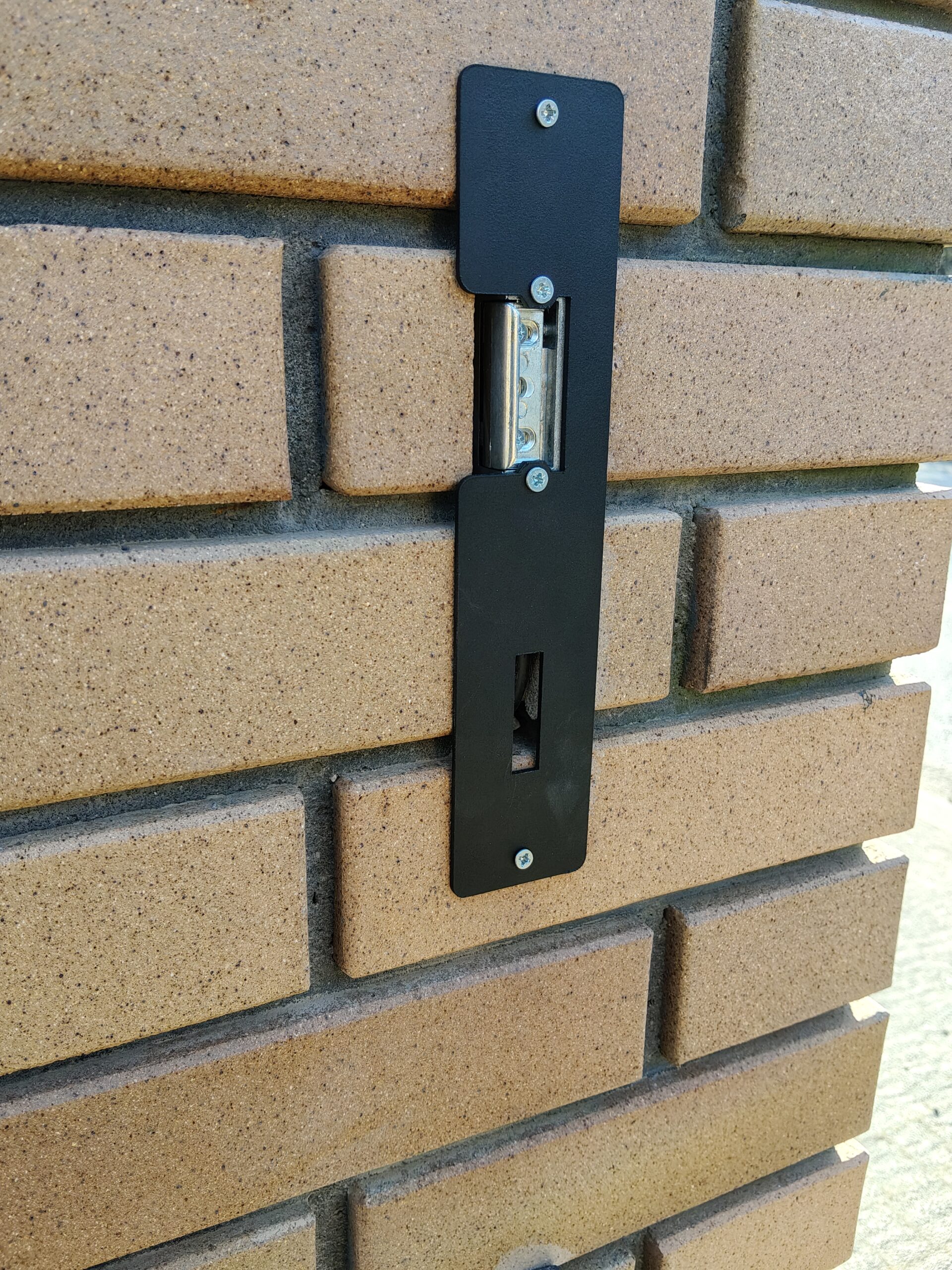 Podłączenie wideodomofonu do elektrozaczepu furtki