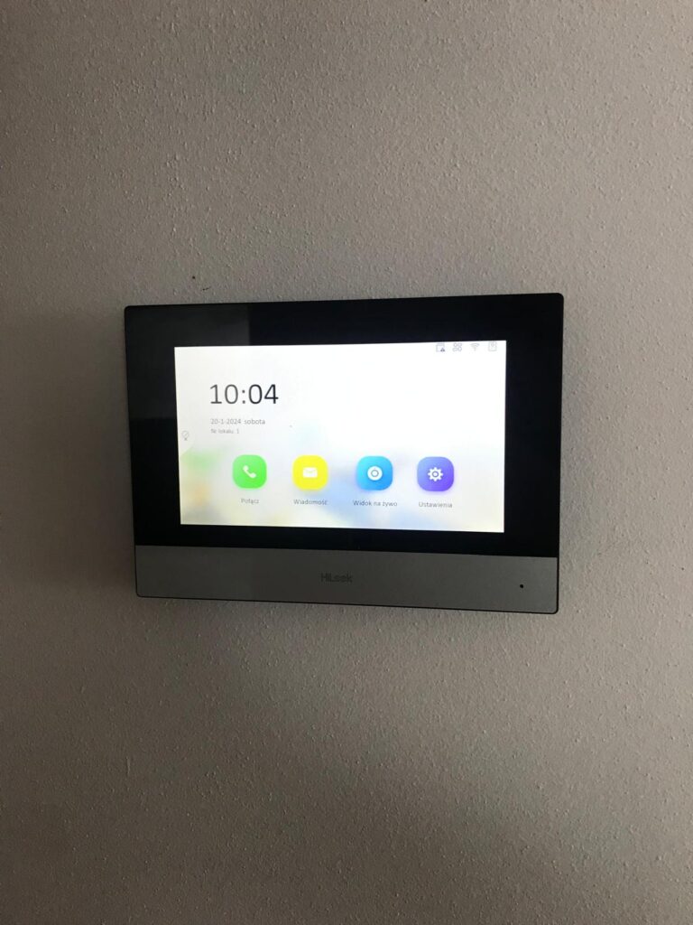 Monitor wideodomofonu zamontowany wewnątrz domu